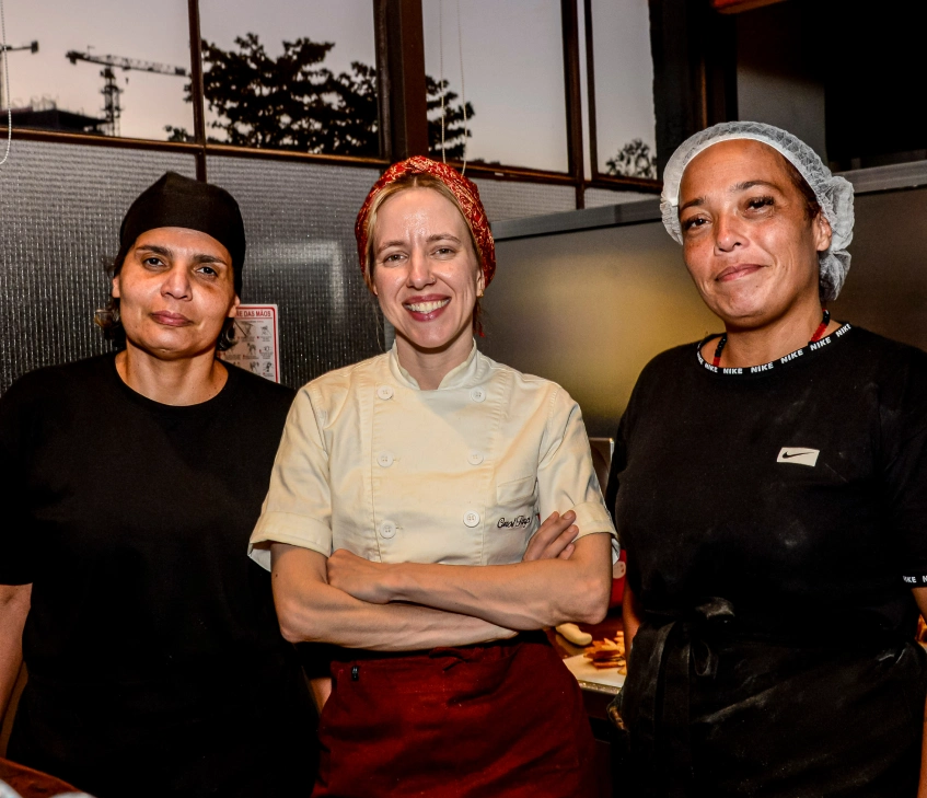 Equipe da COZ Cozinha Criativa reunida em ambiente de cozinha profissional