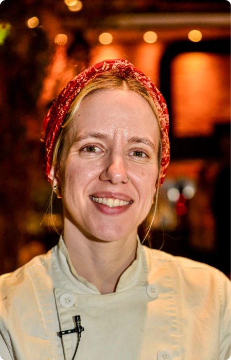 Chef profissional da COZ Cozinha Criativa em ambiente gastronômico