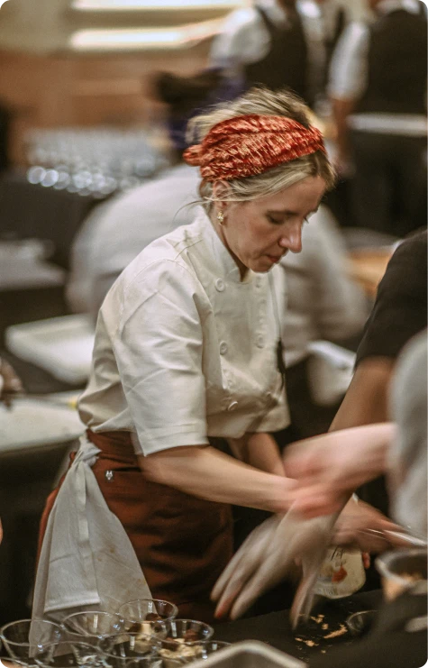 Profissional de cozinha preparando pratos em ambiente gastronômico