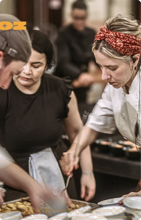Equipe de cozinha preparando pratos em ambiente profissional