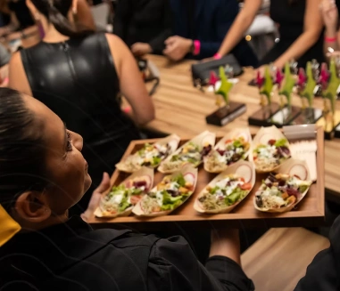 Serviço de catering em grande evento corporativo com convidados