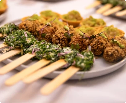 Petiscos servidos em espetinhos para evento corporativo