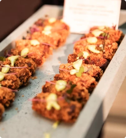 Finger foods empanados preparados para evento corporativo