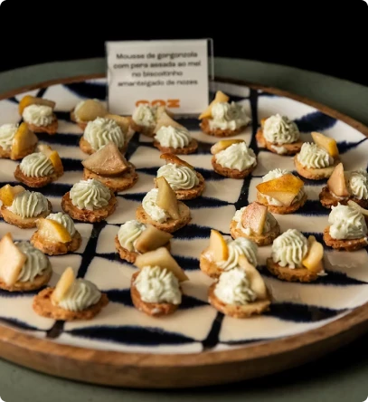 Doces finos com mousse servidos em evento corporativo
