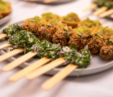 Petiscos servidos em evento corporativo de grande porte